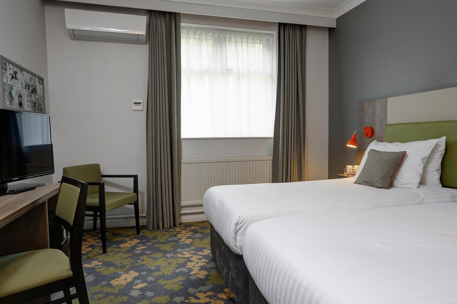 Epping Forest Hotel Вудфорд Экстерьер фото