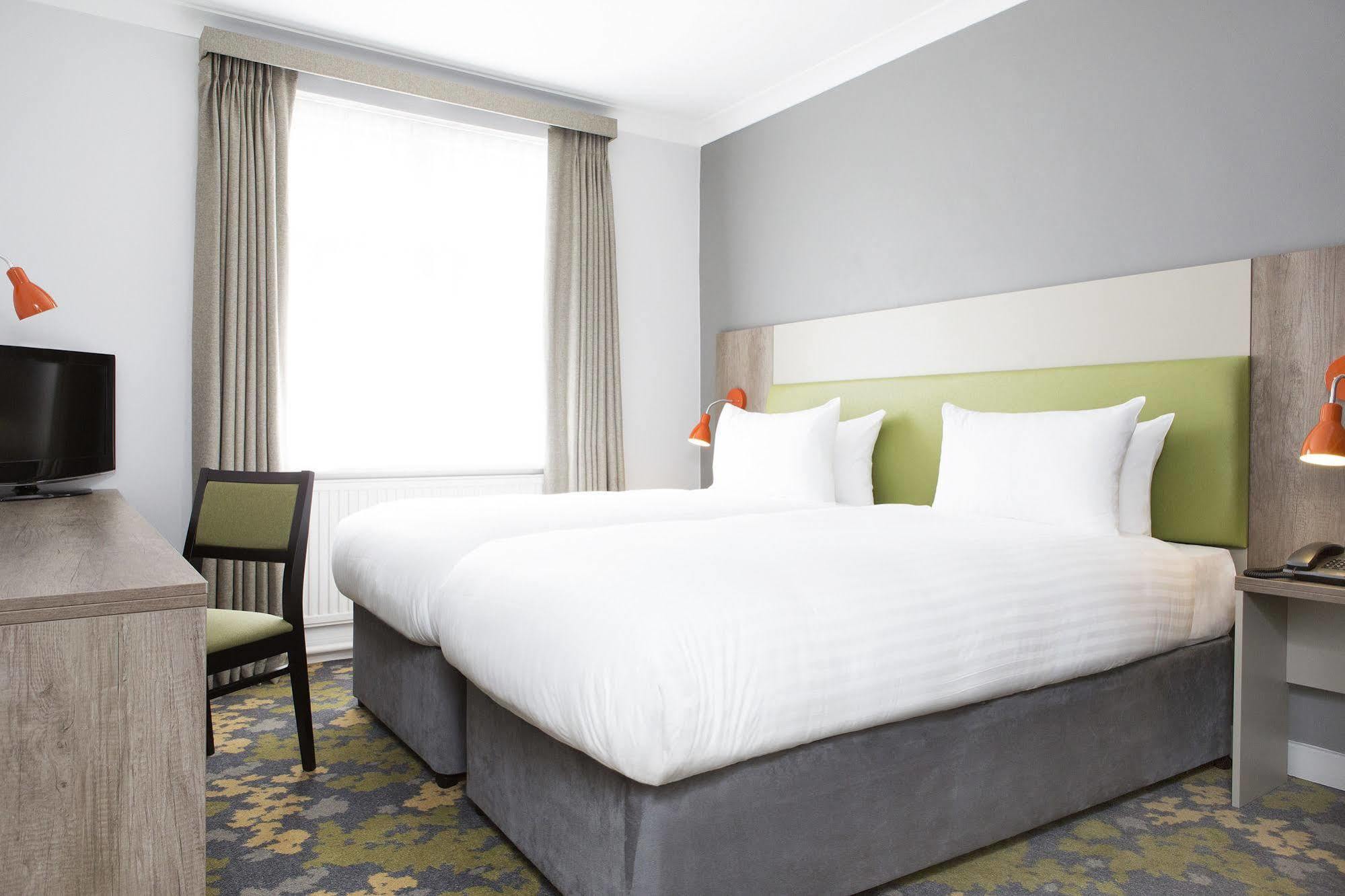 Epping Forest Hotel Вудфорд Экстерьер фото