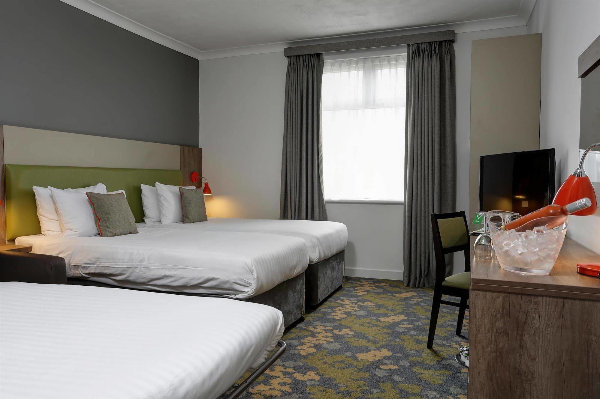 Epping Forest Hotel Вудфорд Экстерьер фото