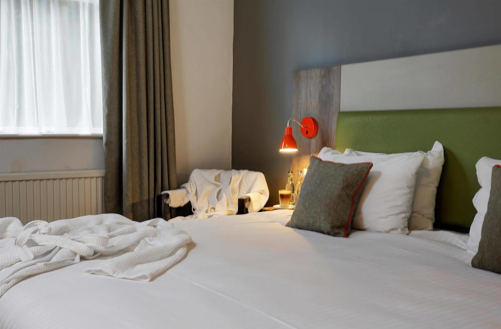 Epping Forest Hotel Вудфорд Экстерьер фото
