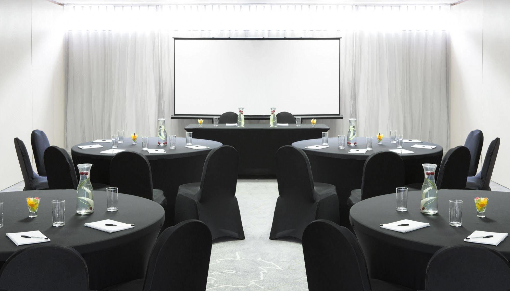 Epping Forest Hotel Вудфорд Экстерьер фото