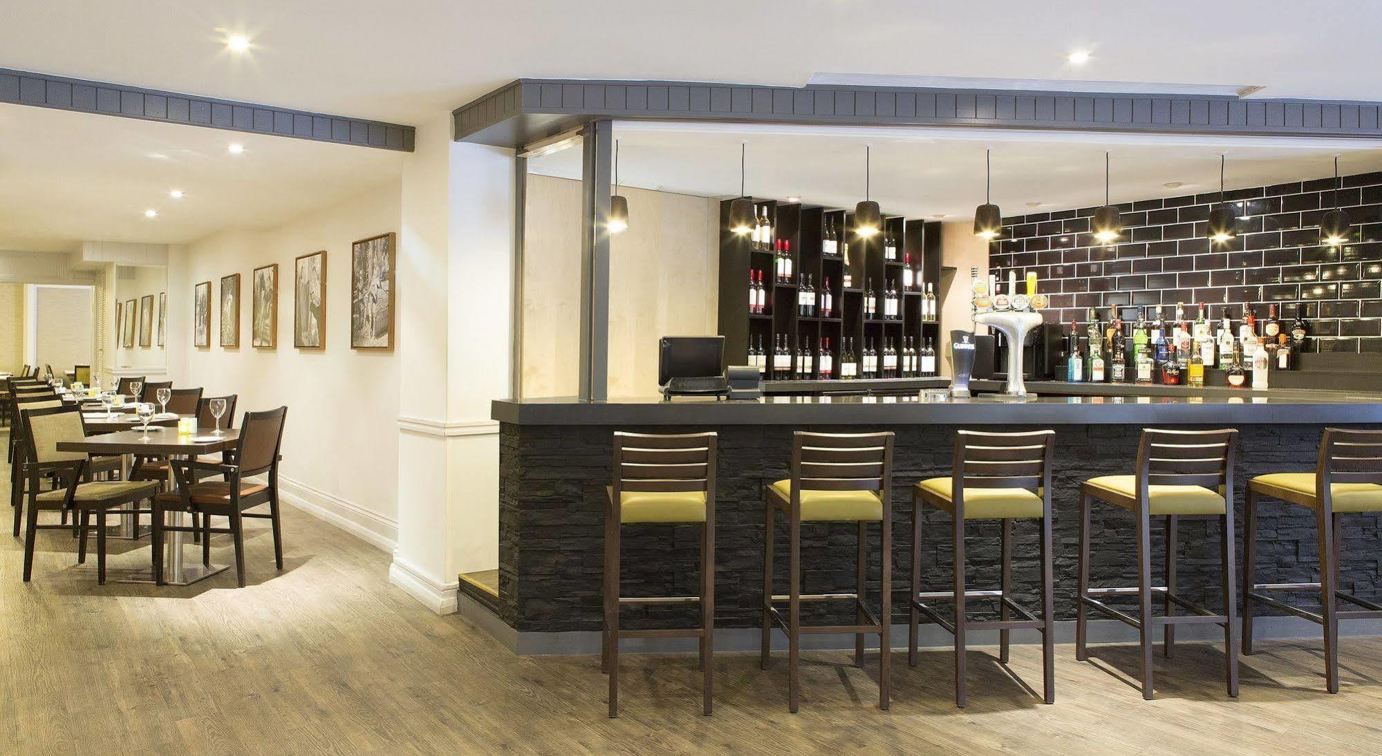 Epping Forest Hotel Вудфорд Экстерьер фото