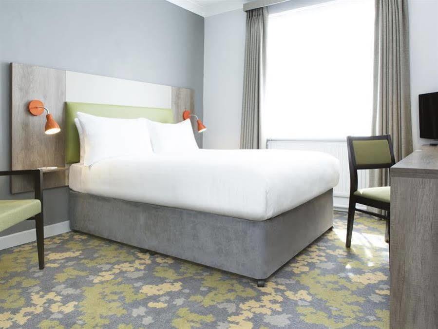 Epping Forest Hotel Вудфорд Экстерьер фото