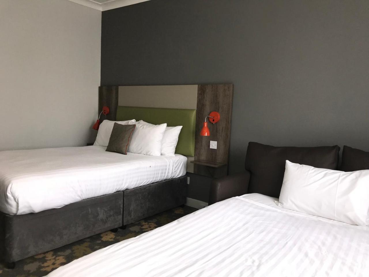 Epping Forest Hotel Вудфорд Экстерьер фото