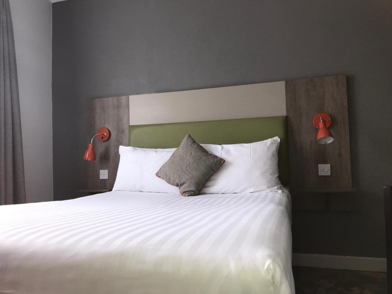 Epping Forest Hotel Вудфорд Экстерьер фото