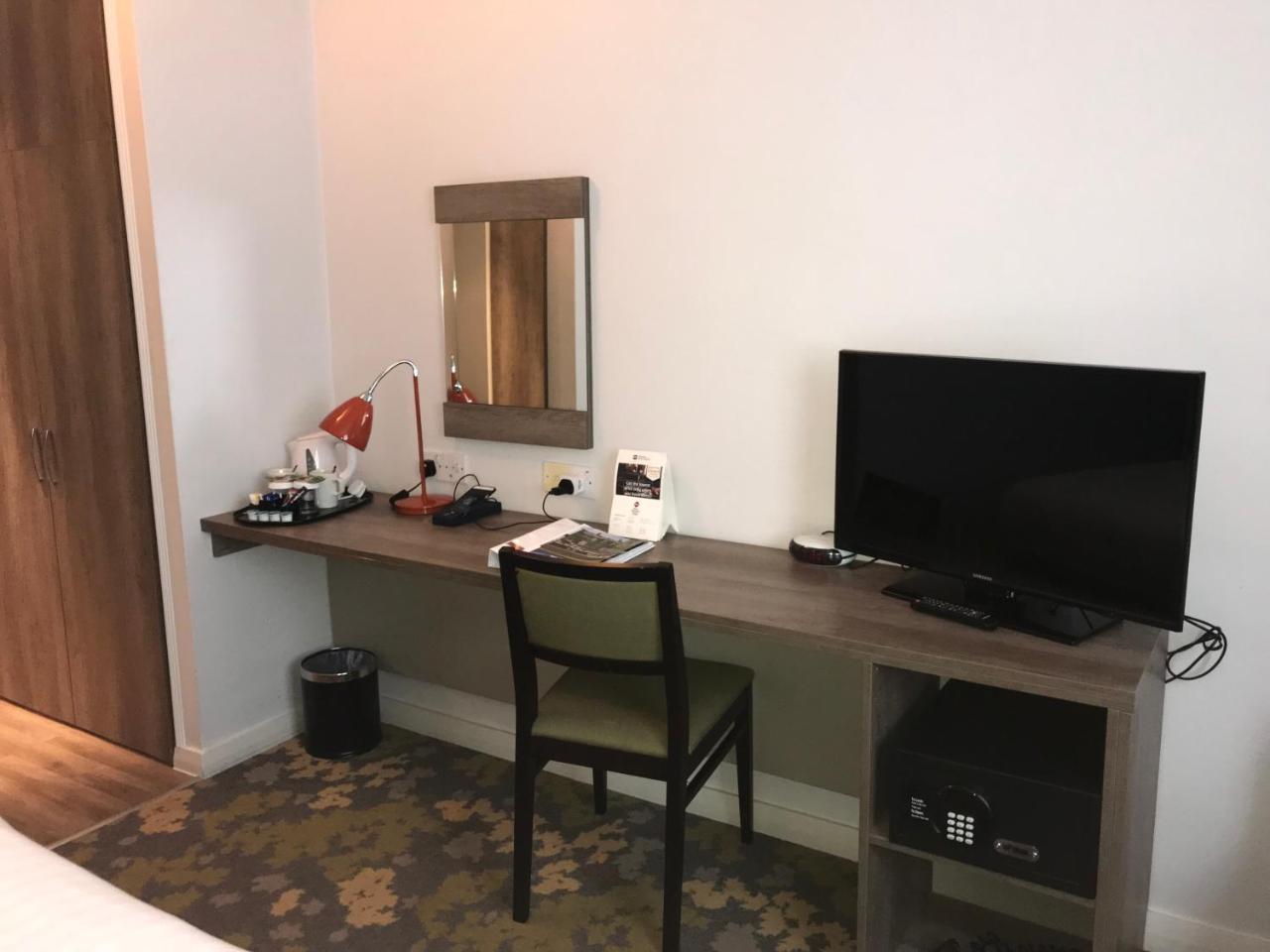 Epping Forest Hotel Вудфорд Экстерьер фото