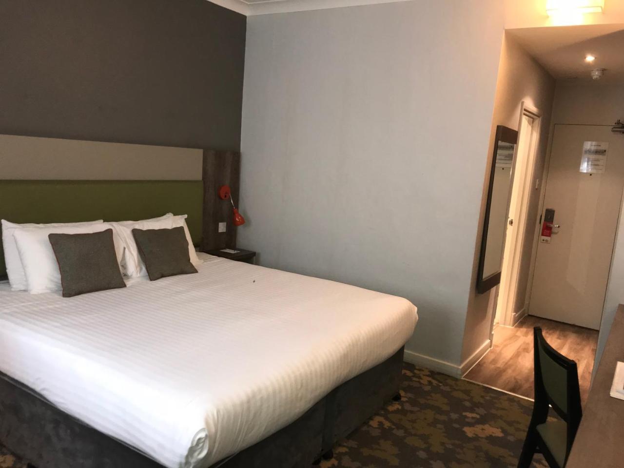 Epping Forest Hotel Вудфорд Экстерьер фото
