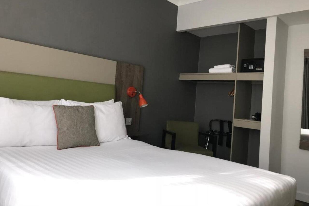Epping Forest Hotel Вудфорд Экстерьер фото