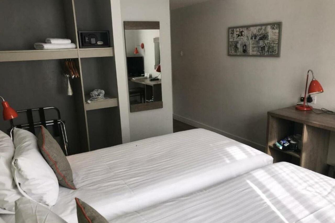 Epping Forest Hotel Вудфорд Экстерьер фото