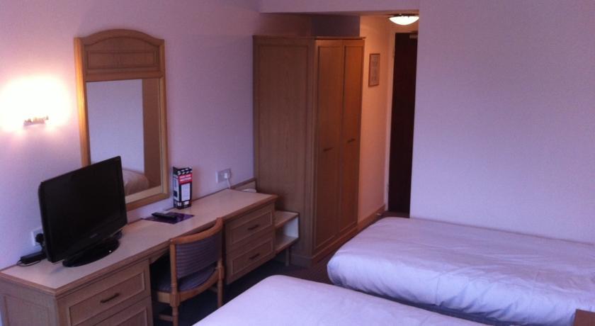 Epping Forest Hotel Вудфорд Экстерьер фото